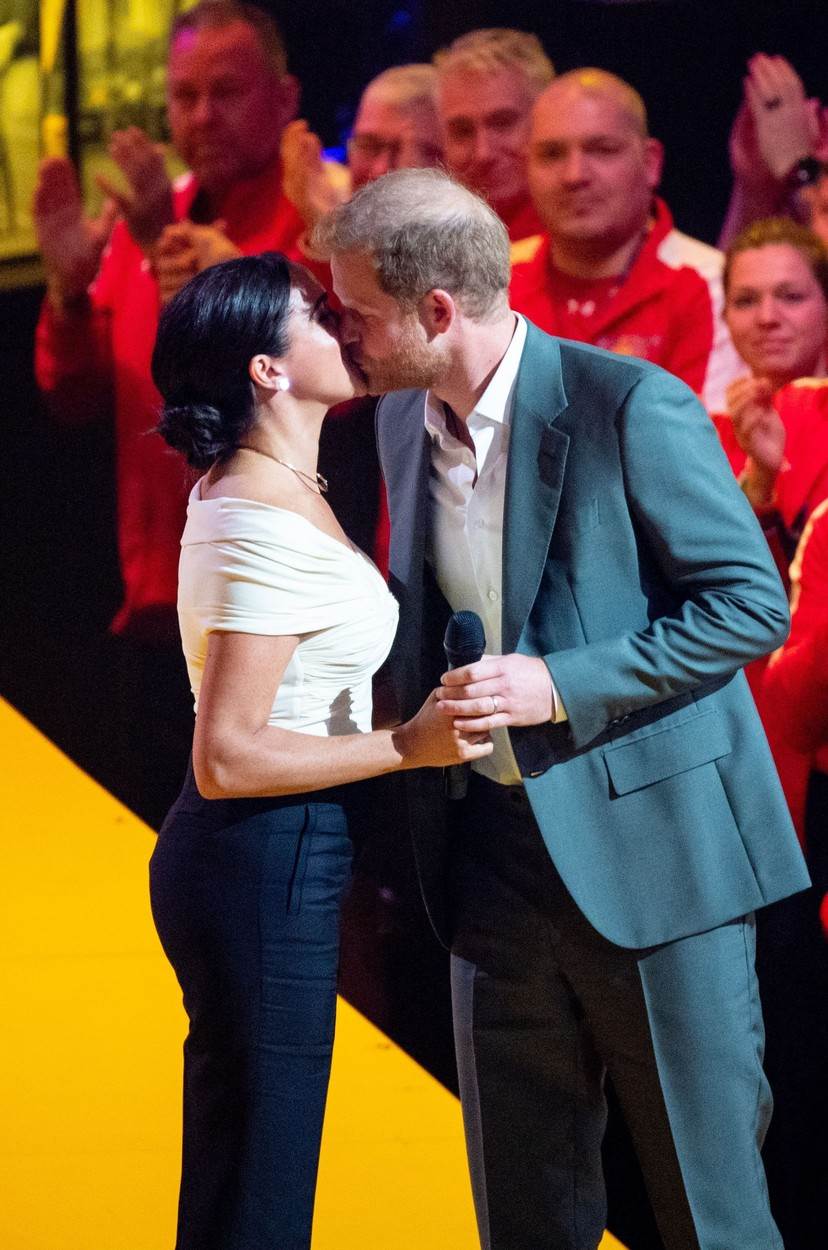 Princ Harry i Meghan Markle poljubili se na pozornici