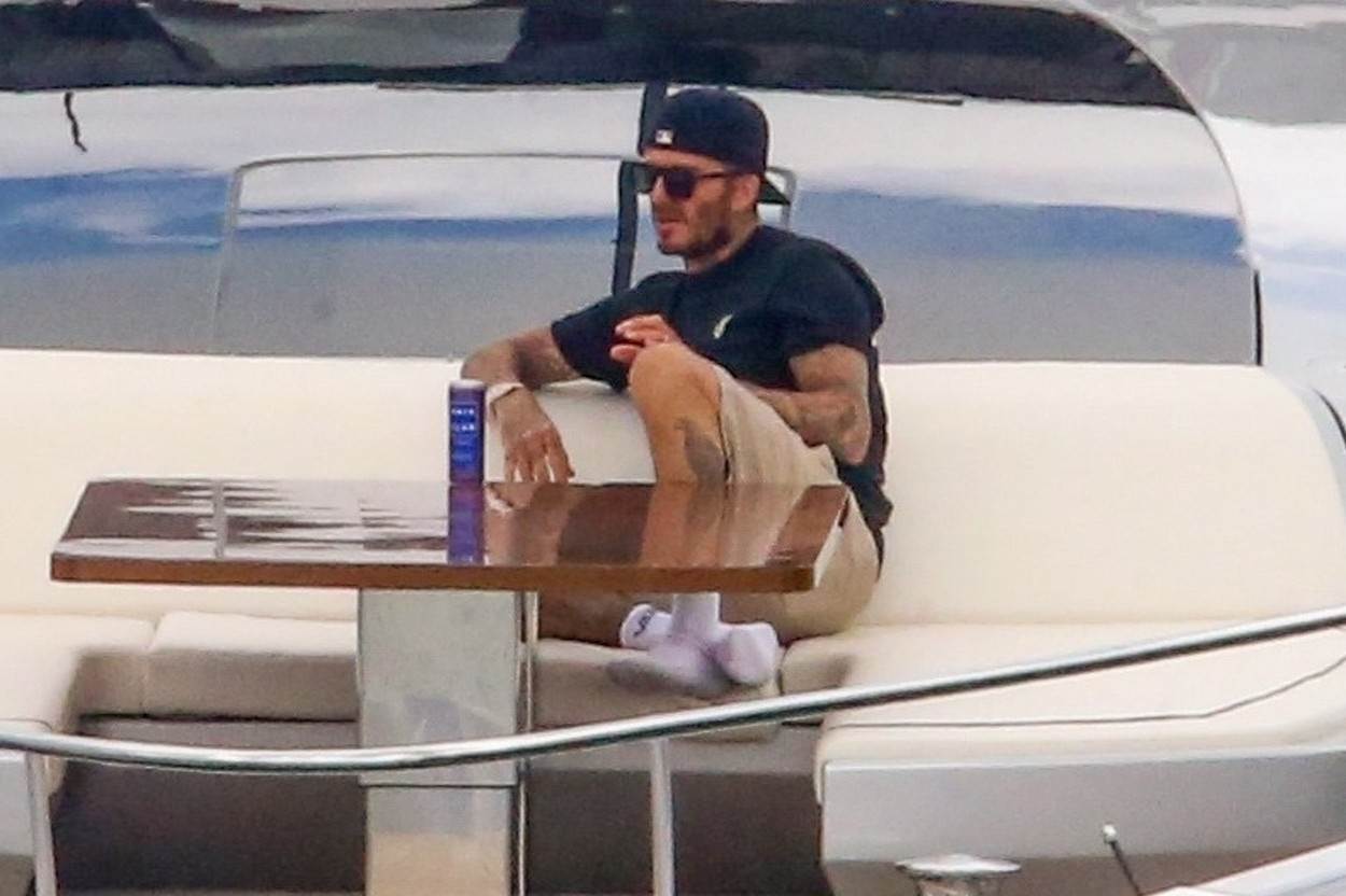 David Beckham pije viski na jahti