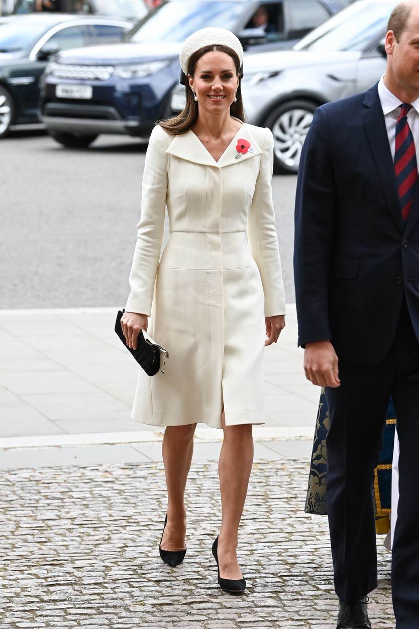 Kate Middleton haljinu Alexandera McQueena odjenula je na krštenju kćeri Charlotte 2015.