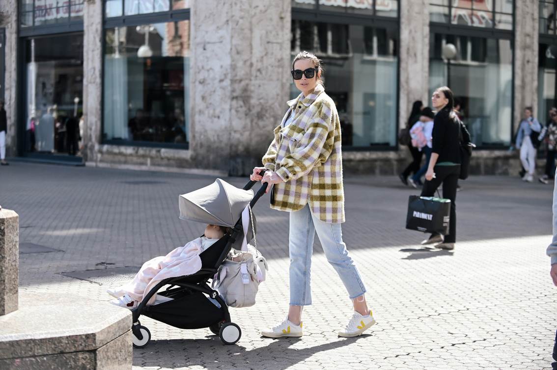 Iva Jerković u šetnji s kćerkicom u centru grada