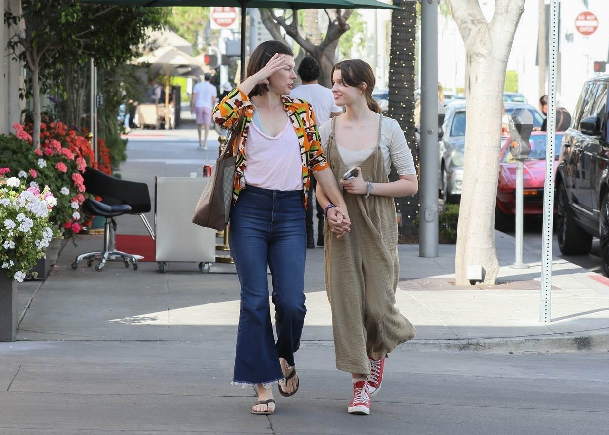 Milla Jovovich i kći Ever privlače poglede gdje god se pojave