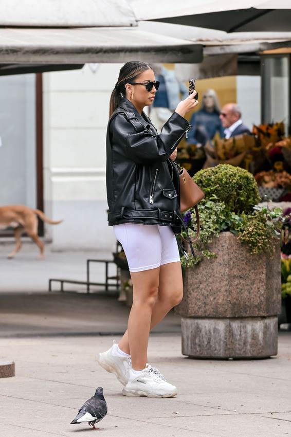 Mlada dama na špici u bijelim biciklističkim hlačicama