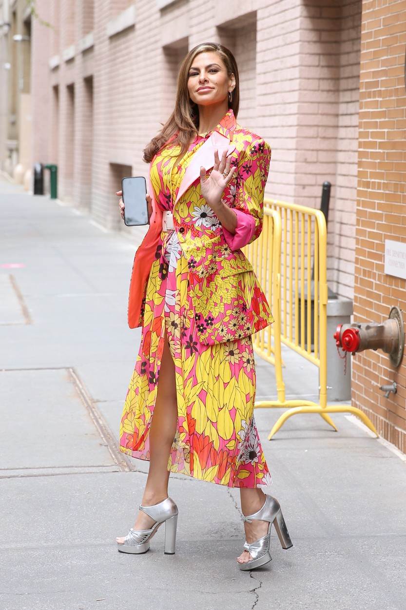 Eva Mendes u New Yorku u šarenom proljetnom izdanju