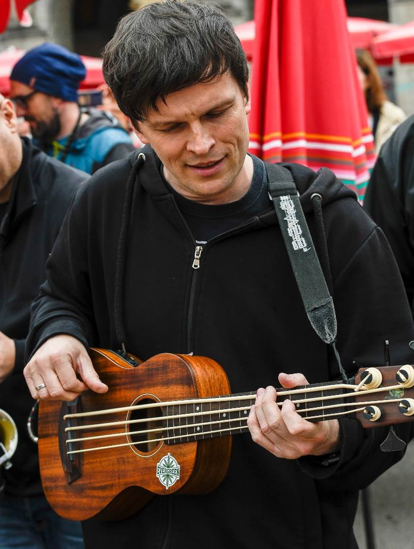 Vedran Mujagić svira u Dubioza Kolektivu bas gitaru, a u braku je te ima sina