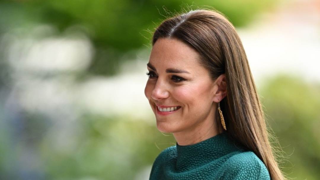 Kate Middleton prepoznatljive, savršeno isfenirane valove zamijenila je za ravnu, zaglađenu frizuru