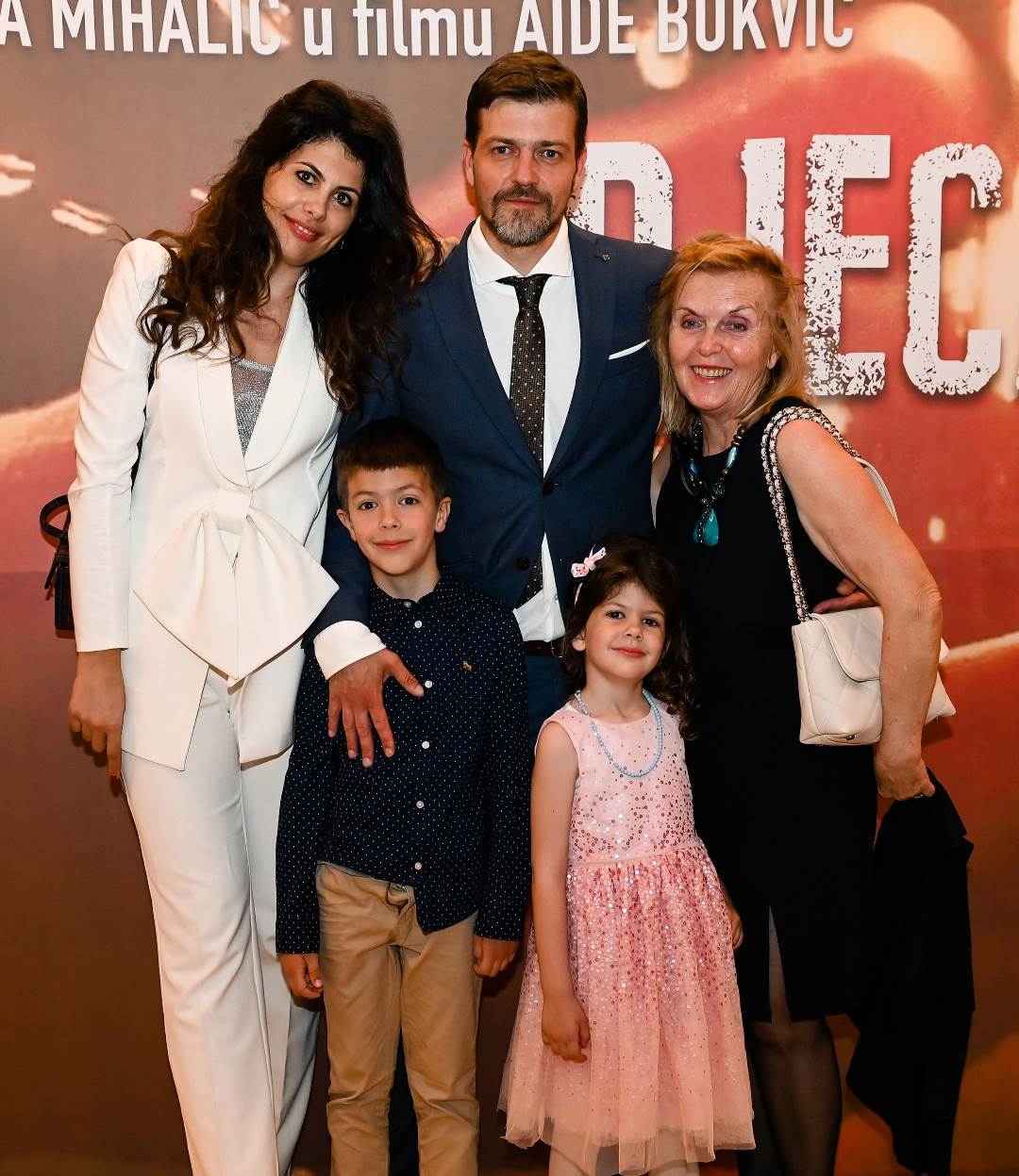 Amar Bukvić sa suprugom i djecom na premijeri filma' Djeca sa CNN-a'