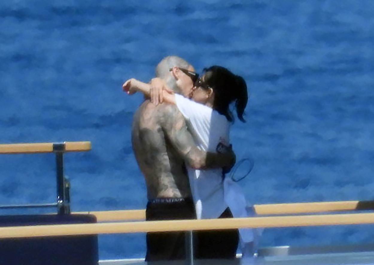 Kourtney Kardashian i Travis Barker se ljube na brodu