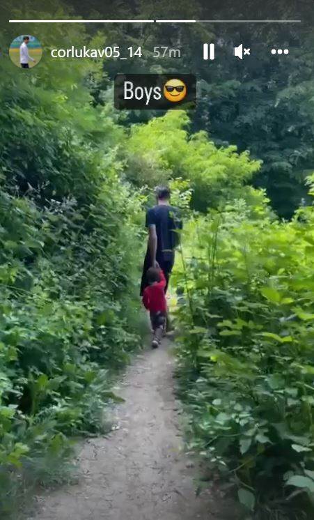 Vedran Ćorluka sa sinom Viktorom u šumi