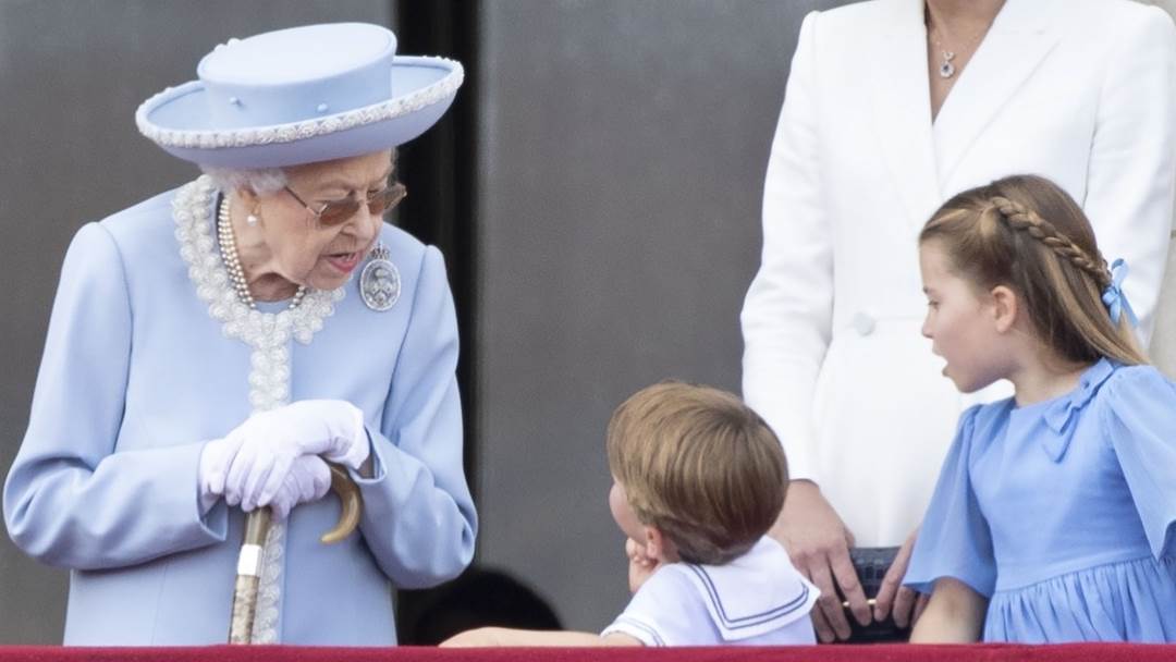 Kraljica Elizabeta II. i princ Louis na balkonu Buckinghamske palače
