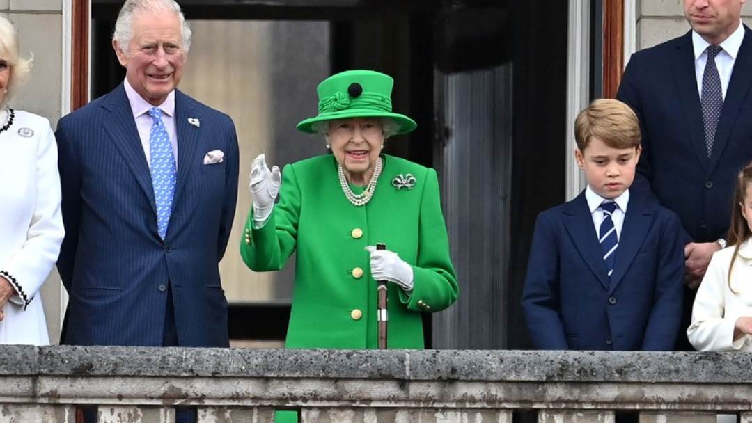 Kraljica Elizabeta na balkonu tijekom proslave platinastog jubileja