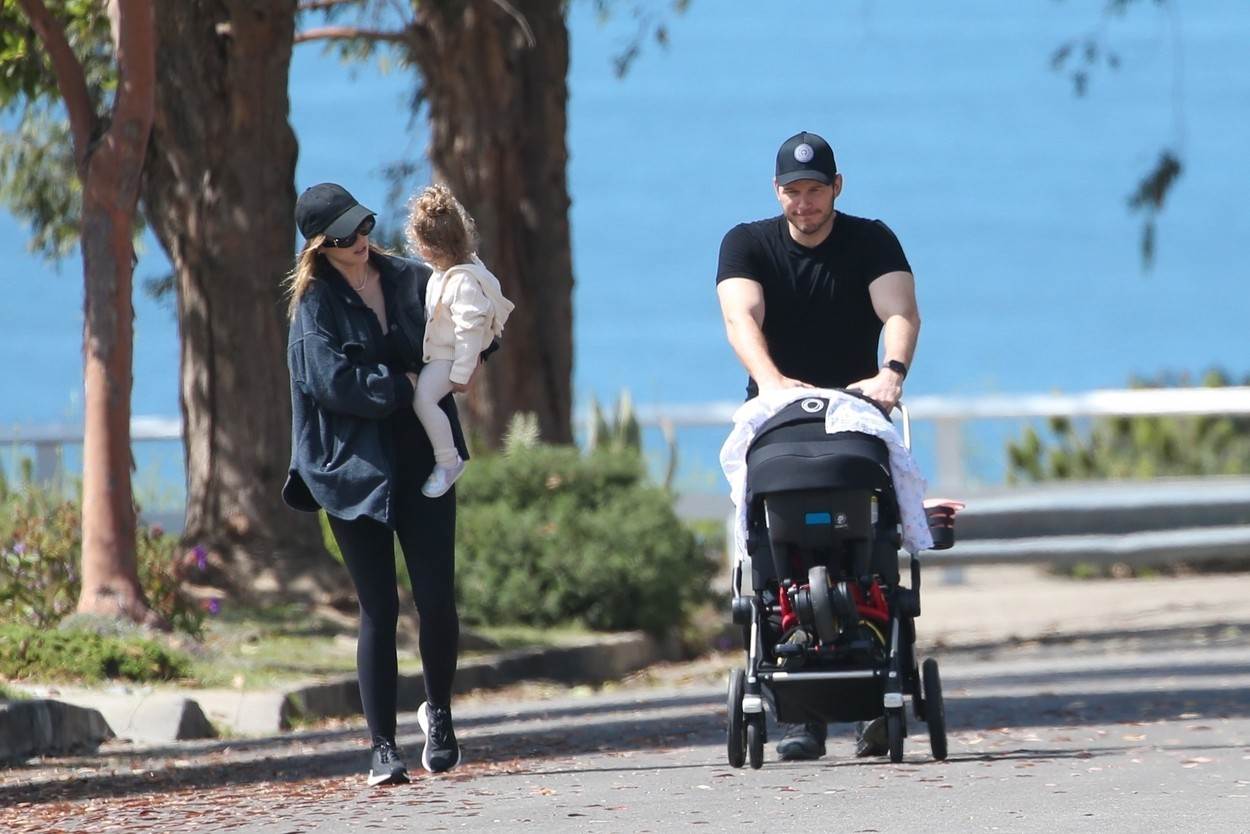 Chris Pratt i Katherine Schwarzenegger snimljeni u šetnji s kćerima