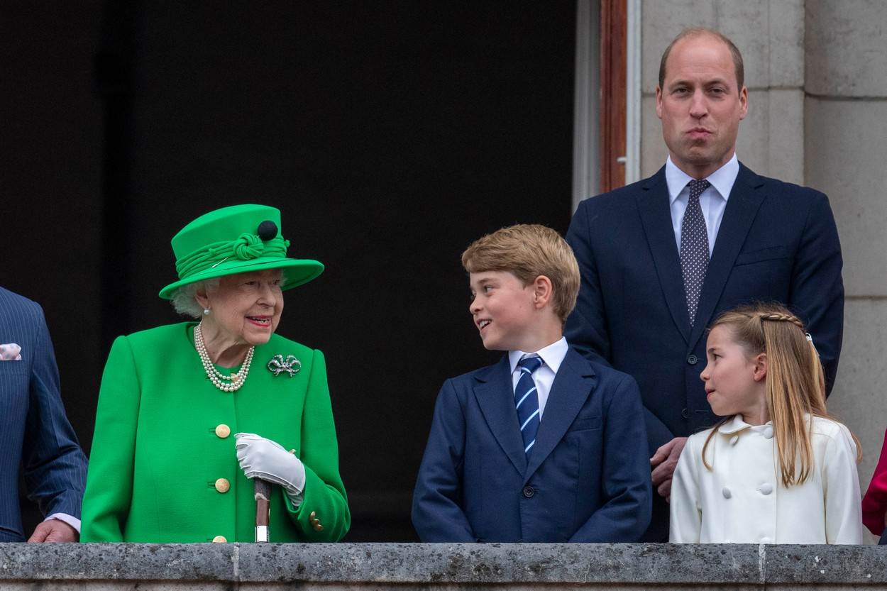 Princ George nasmiješio se kraljici Elizabeti