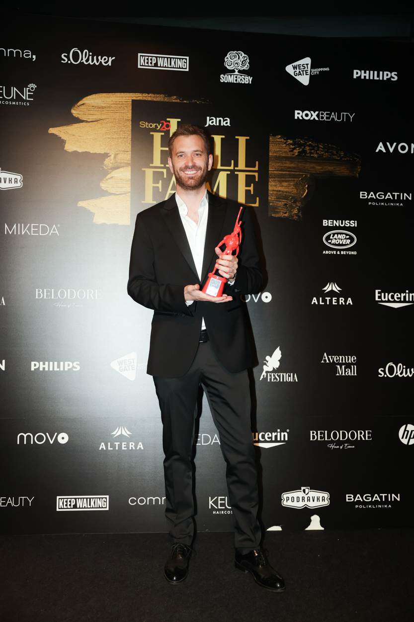 Momčilo Otašević je 2022. primio Storyjevu nagradu u kategoriji Najboljeg glumca