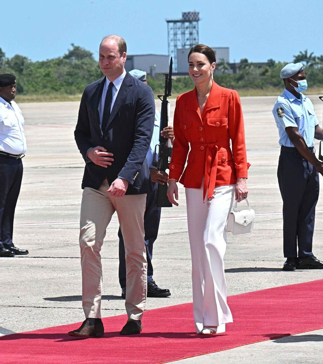 Kate Middleton u bijelim hlačama