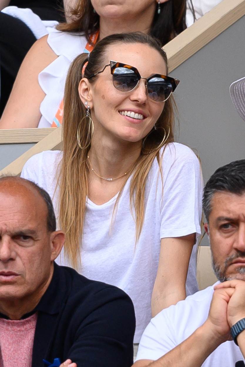 Jelena Đoković nosi mladenačku frizuru s repovima na Roland-Garrosu