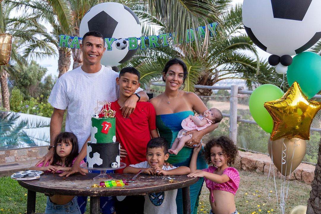 Christiano Ronaldo i Georgina Rodriguez s obitelji