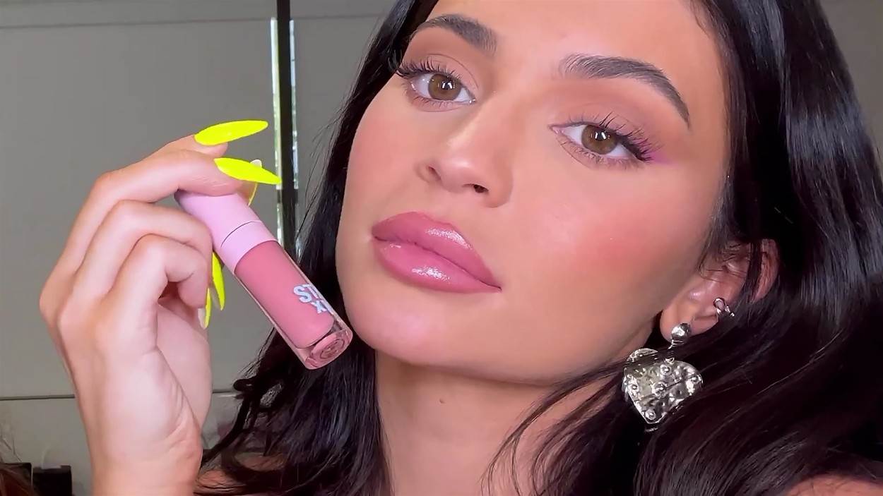 Kylie Jenner promovira svoju novu kolekciju šminke
