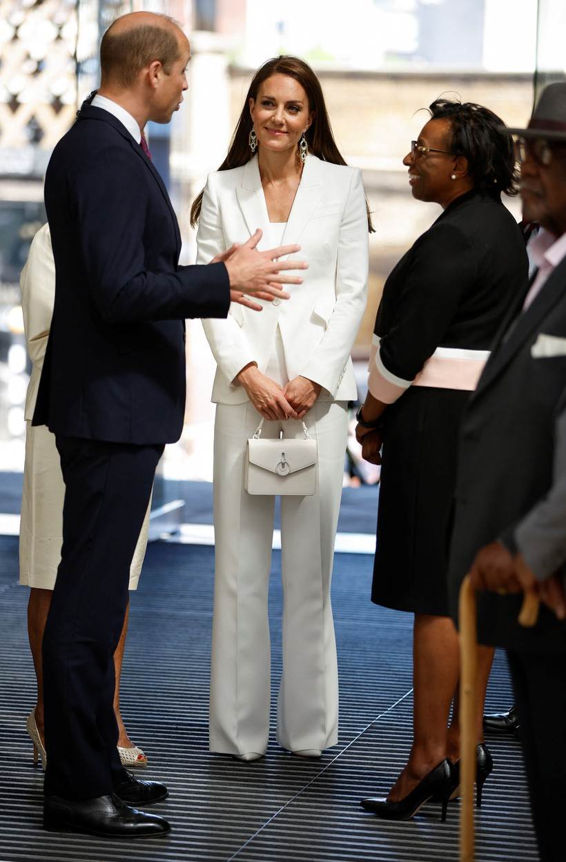 Kate Middleton u bijelom odijelu