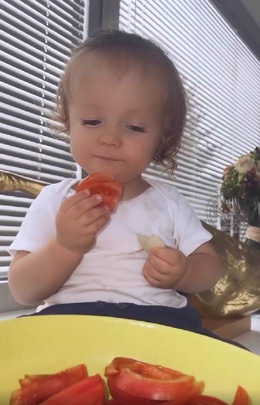 Bloom Tatarinov jede rajčicu