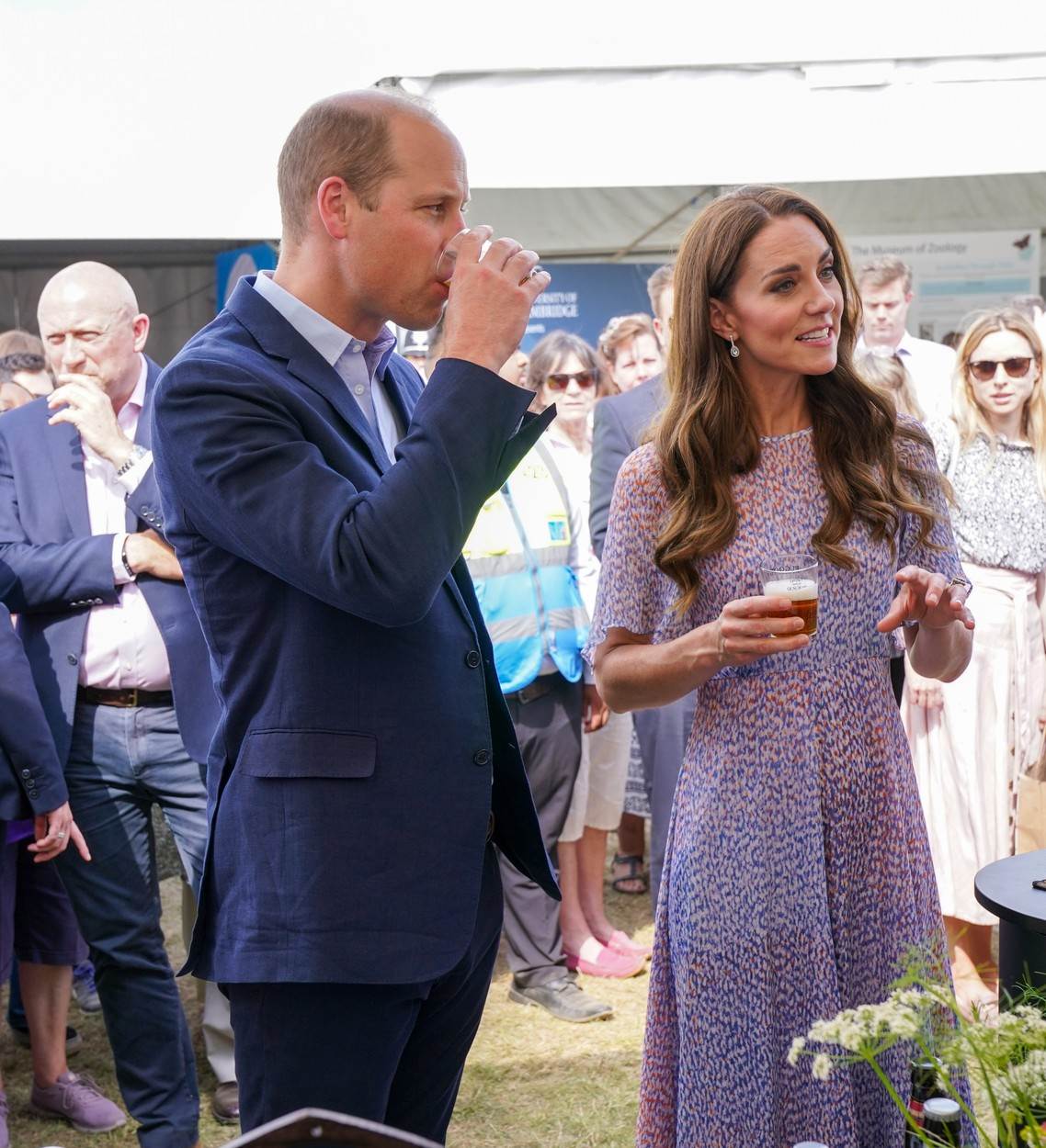 Kate Middleton i princ William piju pivo