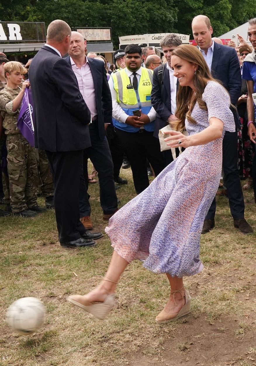 Kate Middleton šutira nogometnu loptu