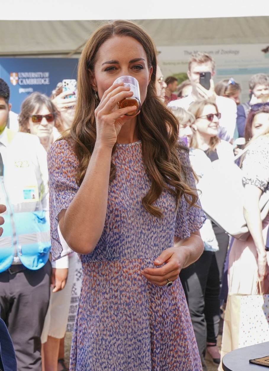Kate Middleton pije pivo