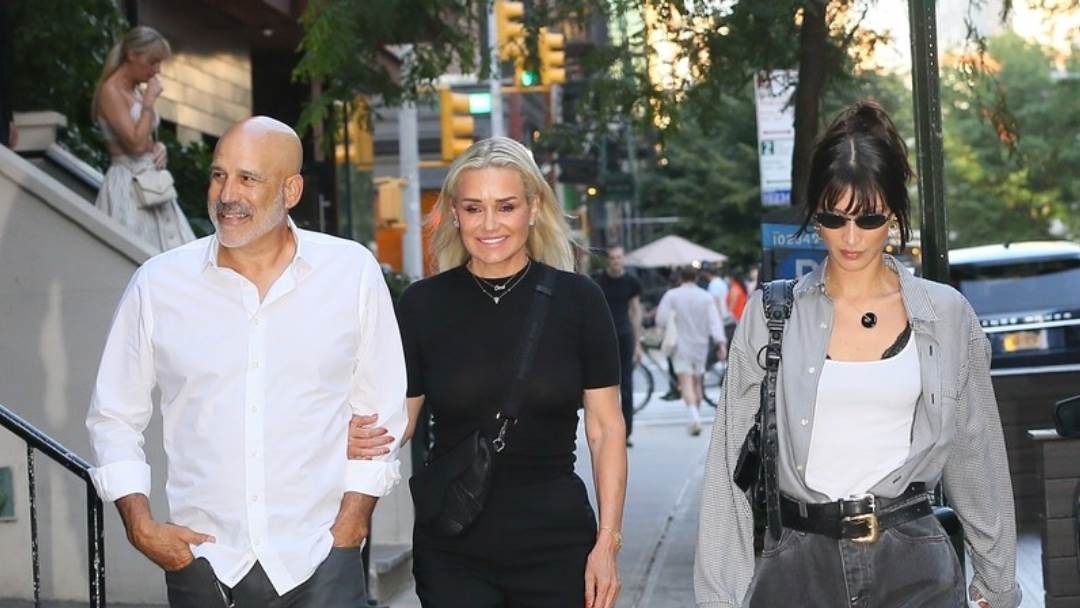 Gigi Hadid, Yolanda Hadid i Joseph Jingolie u izlasku.jpg