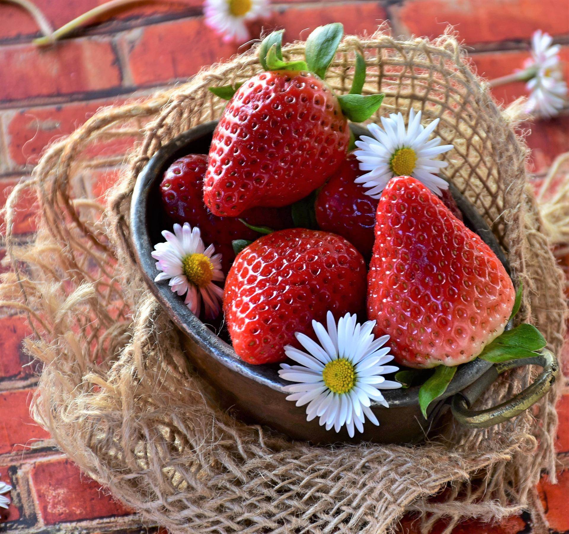 strawberries-g16460578b_1920.jpg