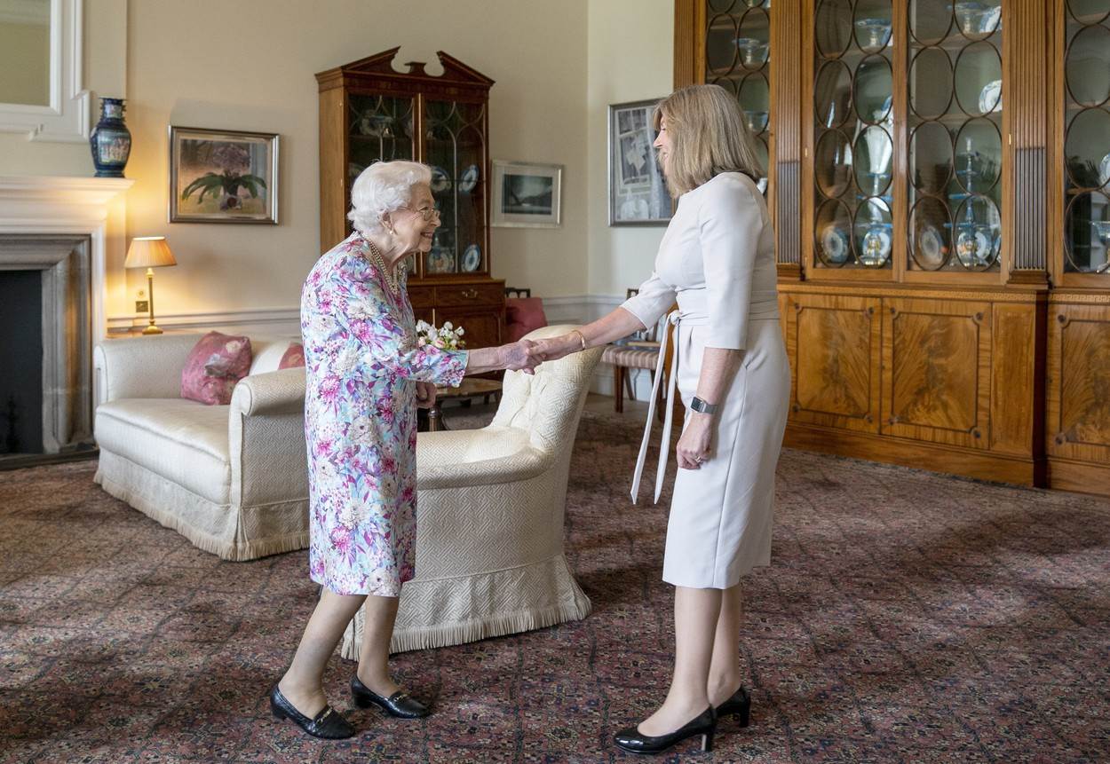 Kraljica Elizabeta s predsjedateljicom škotskog parlamenta Alison Johnstone