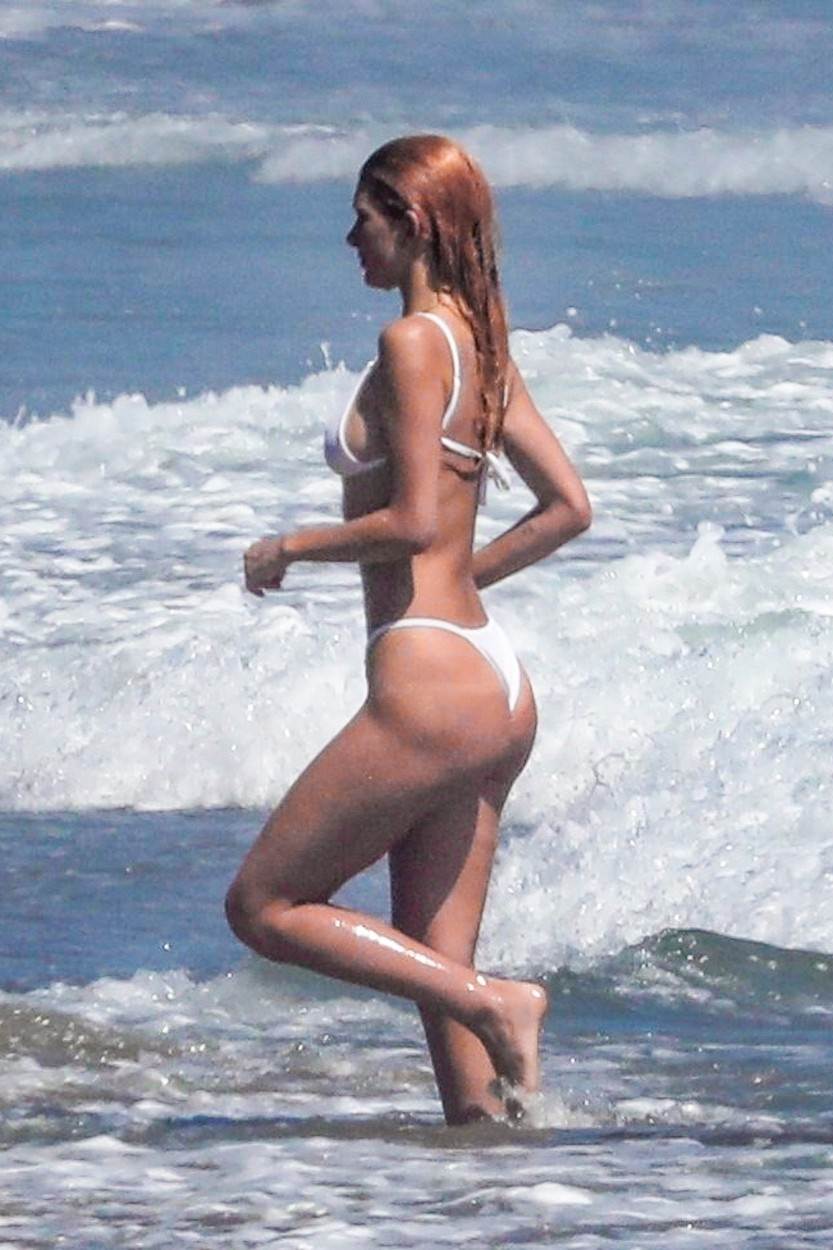Camila Morrone pokazala vitku figuru u bijelom bikiniju