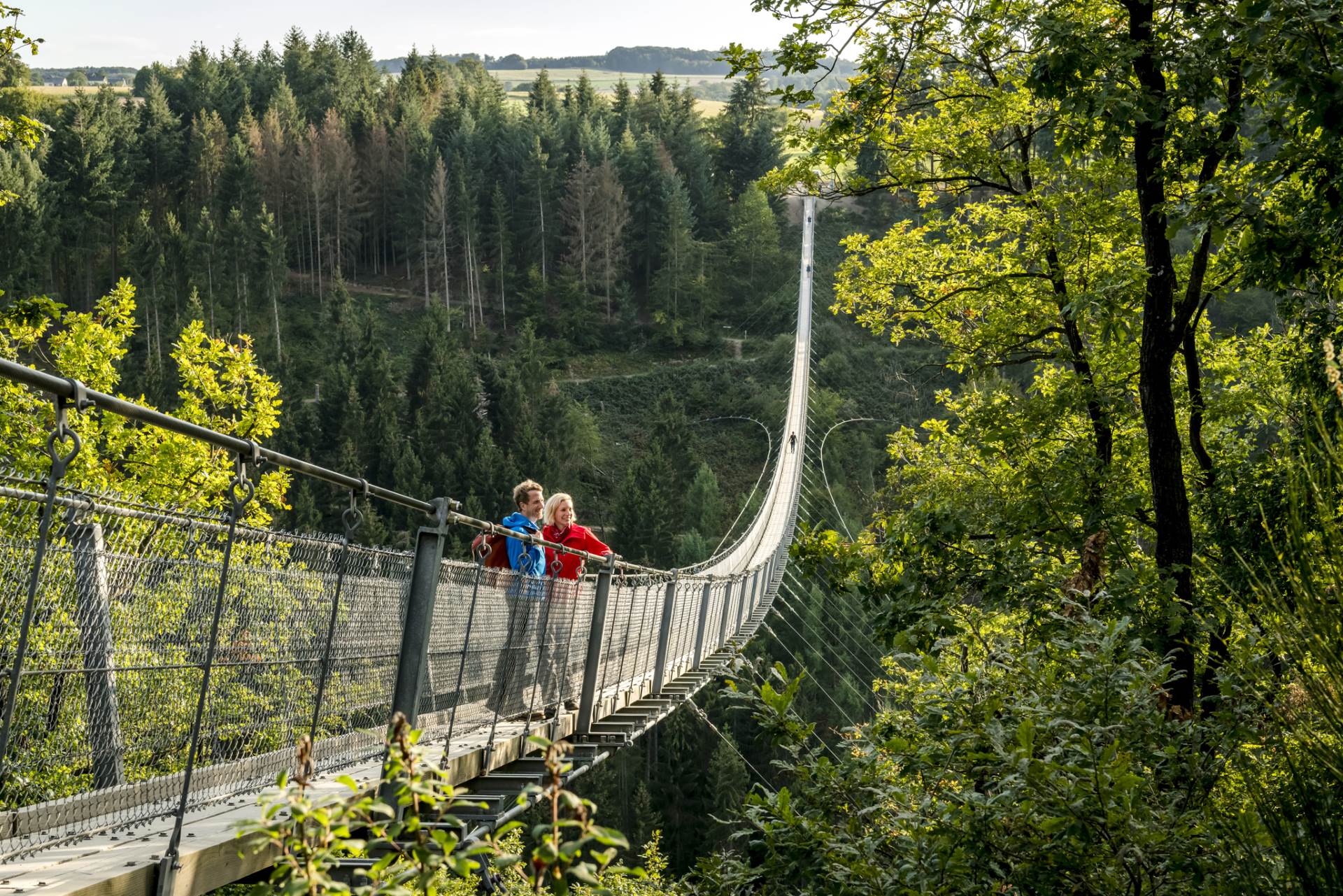 Title_Saar-Hunsrück Climb Couple hiking on the hanging rope bridge Geierlay.jpg