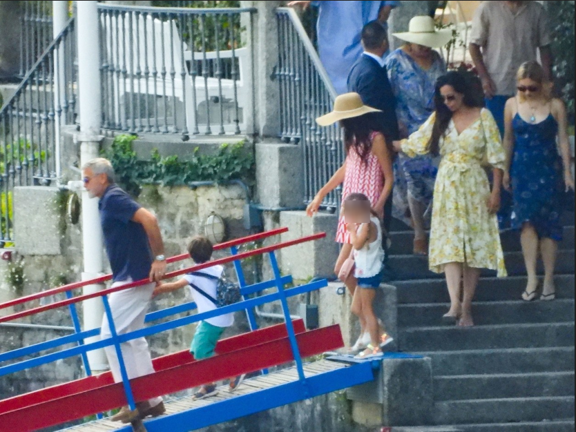 George Clooney, Amal Clooney i djeca na jezeru Como