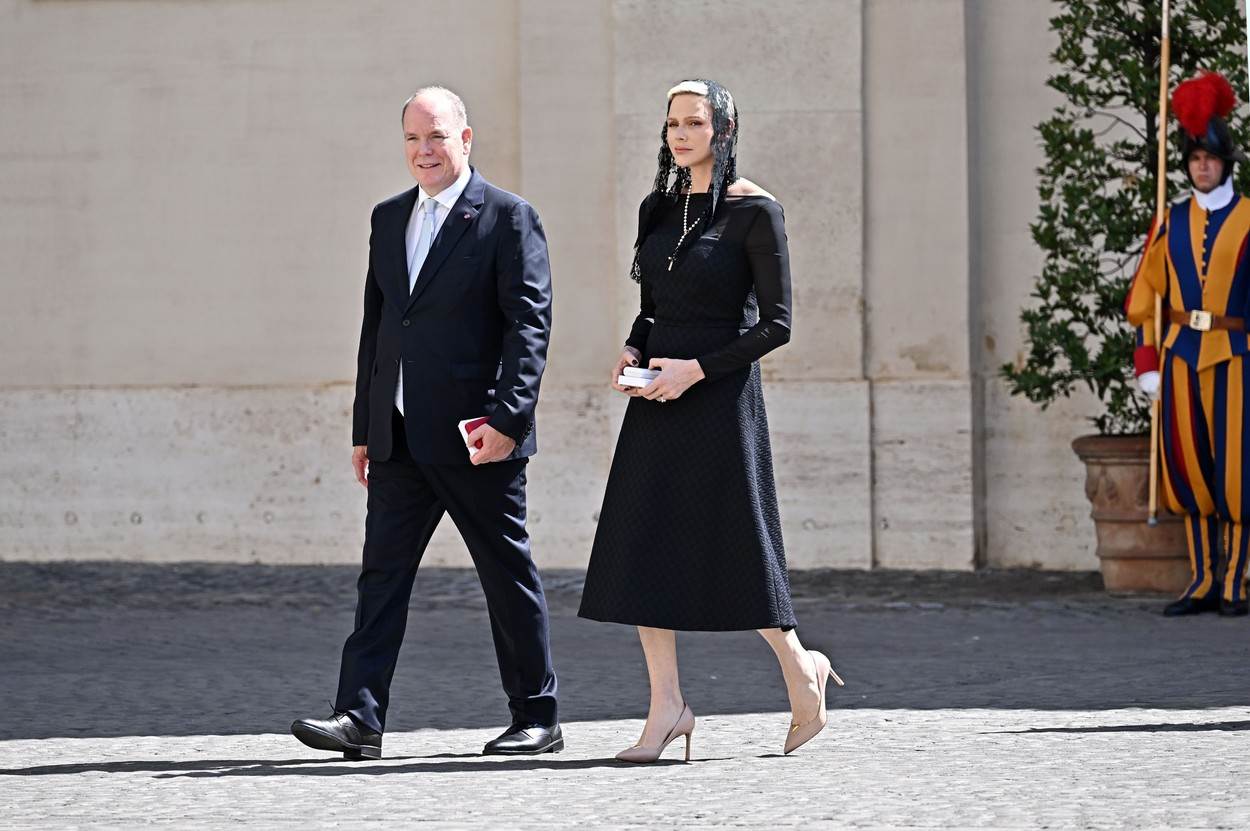 Princeza Charlene i princ Albert ispred Apostolske palače
