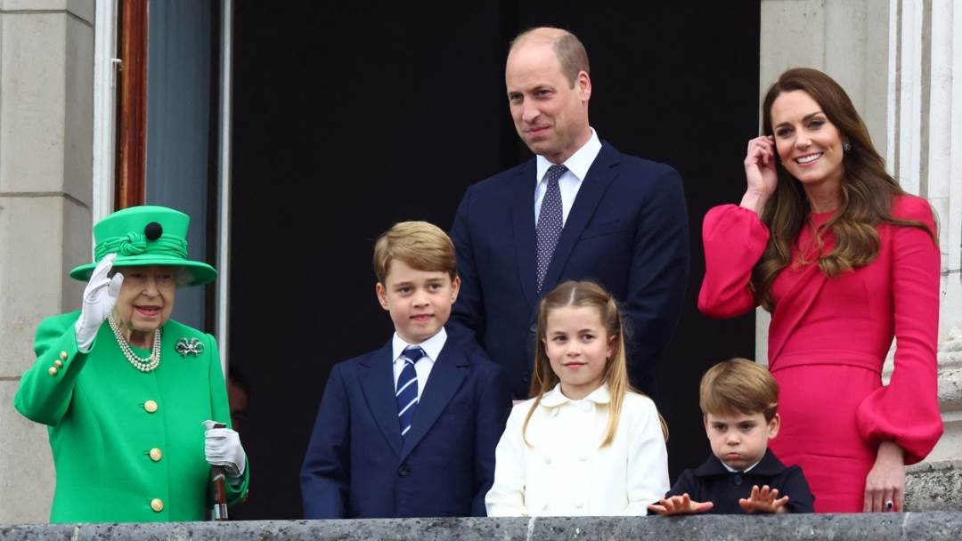 Princ George pokazao je prve znakove vodstva na kraljičinom jubileju