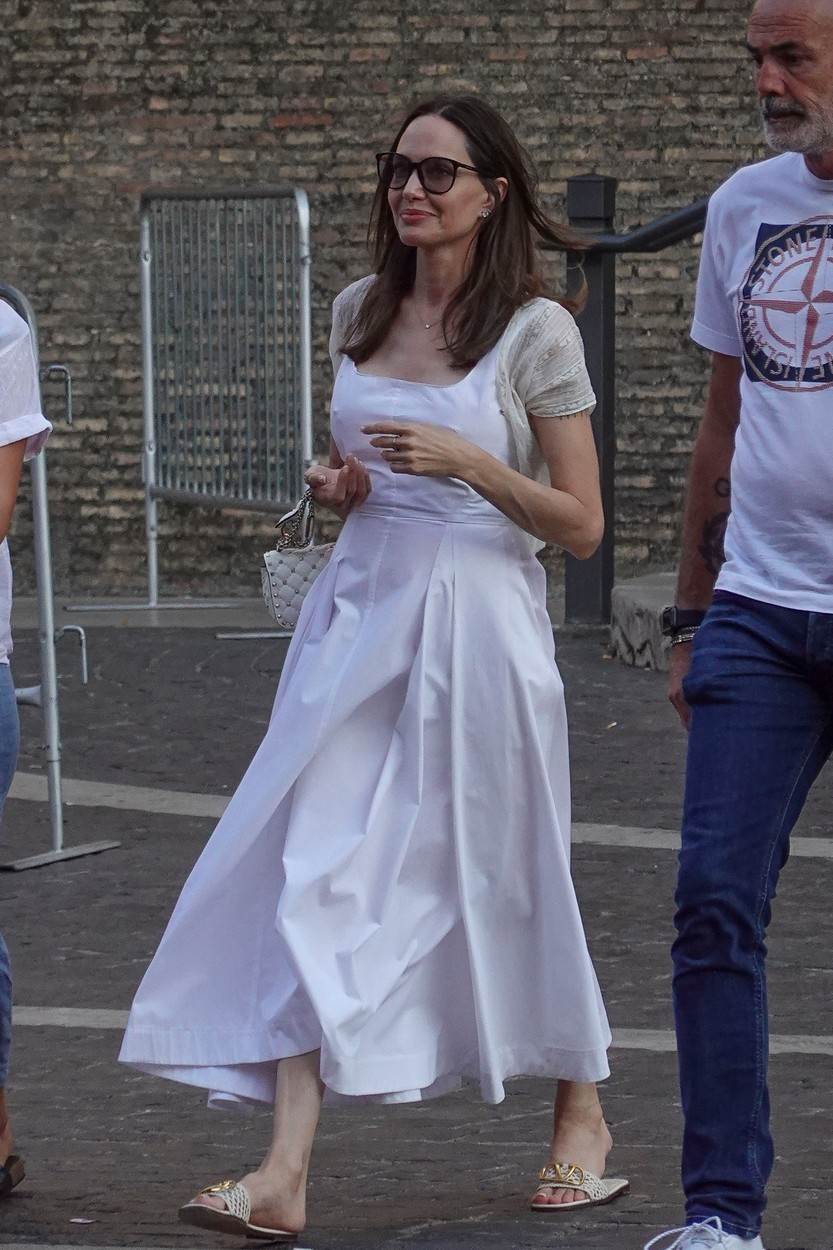 Angelina Jolie u bijelom midi romantičnoj haljini
