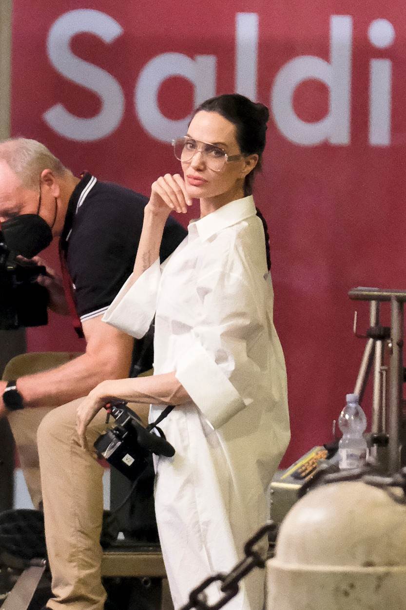 Angelina Jolie u ljetnoj haljini s 3/4 rukavima