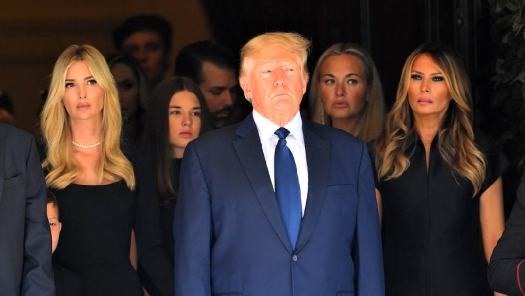 Donald Trump, Ivanka Trump i Melania Trump na sprovodu Ivane Trump.jpg