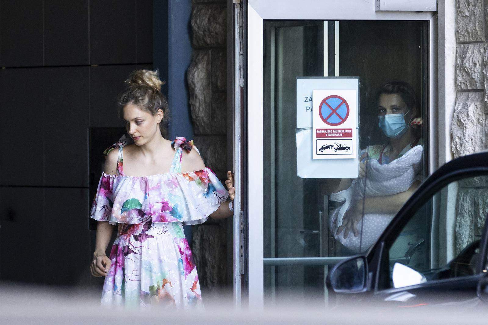 Hana Huljić s bebom izlazi iz bolnice
