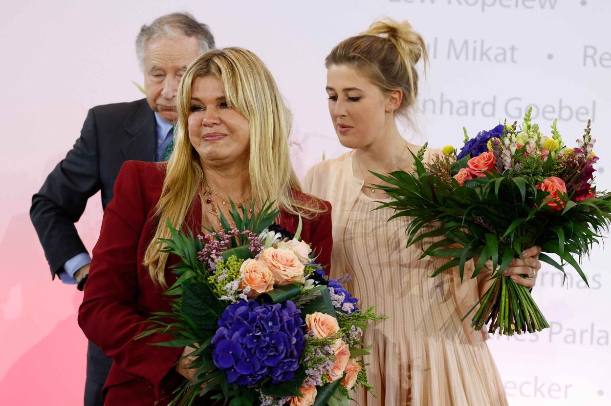 Corinna i Gina Schumacher primile su nagradu u ime Michaela Schumachera