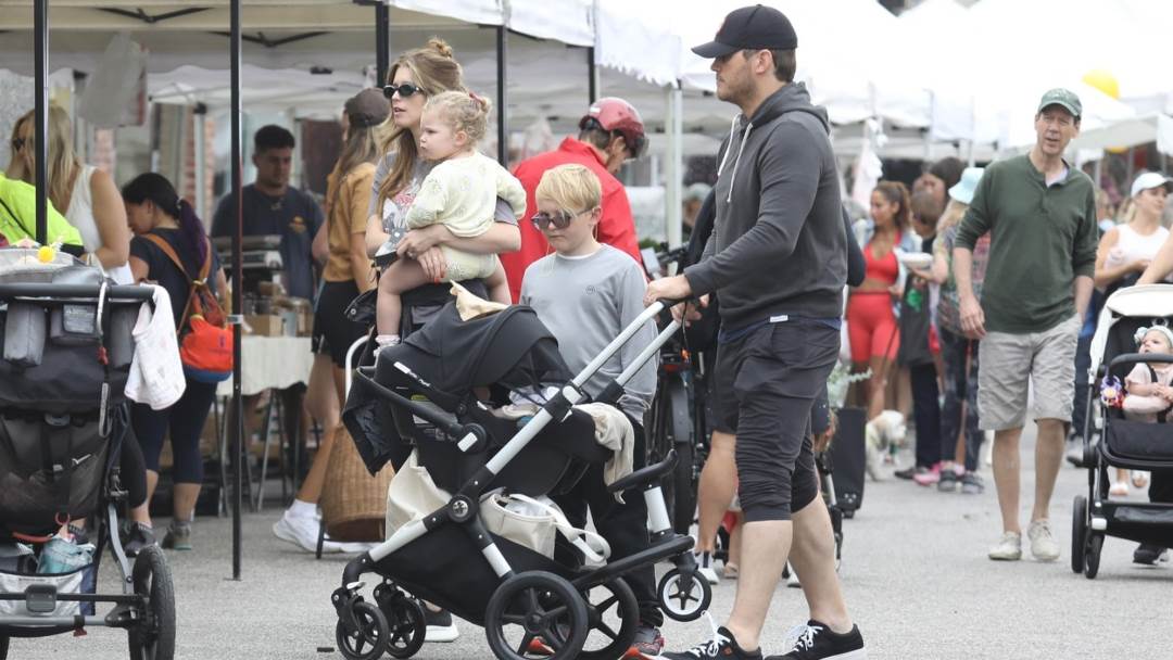 Chris Pratt s obitelji na sajmu