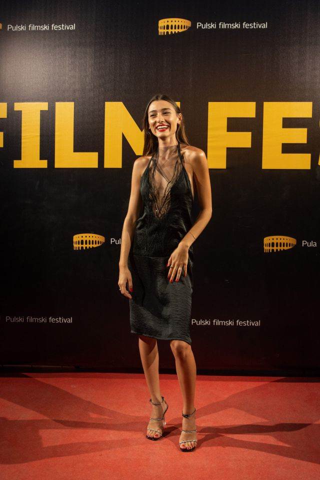 Zala Đurić u crnoj haljini na 69. Pulskom filmskom festivalu