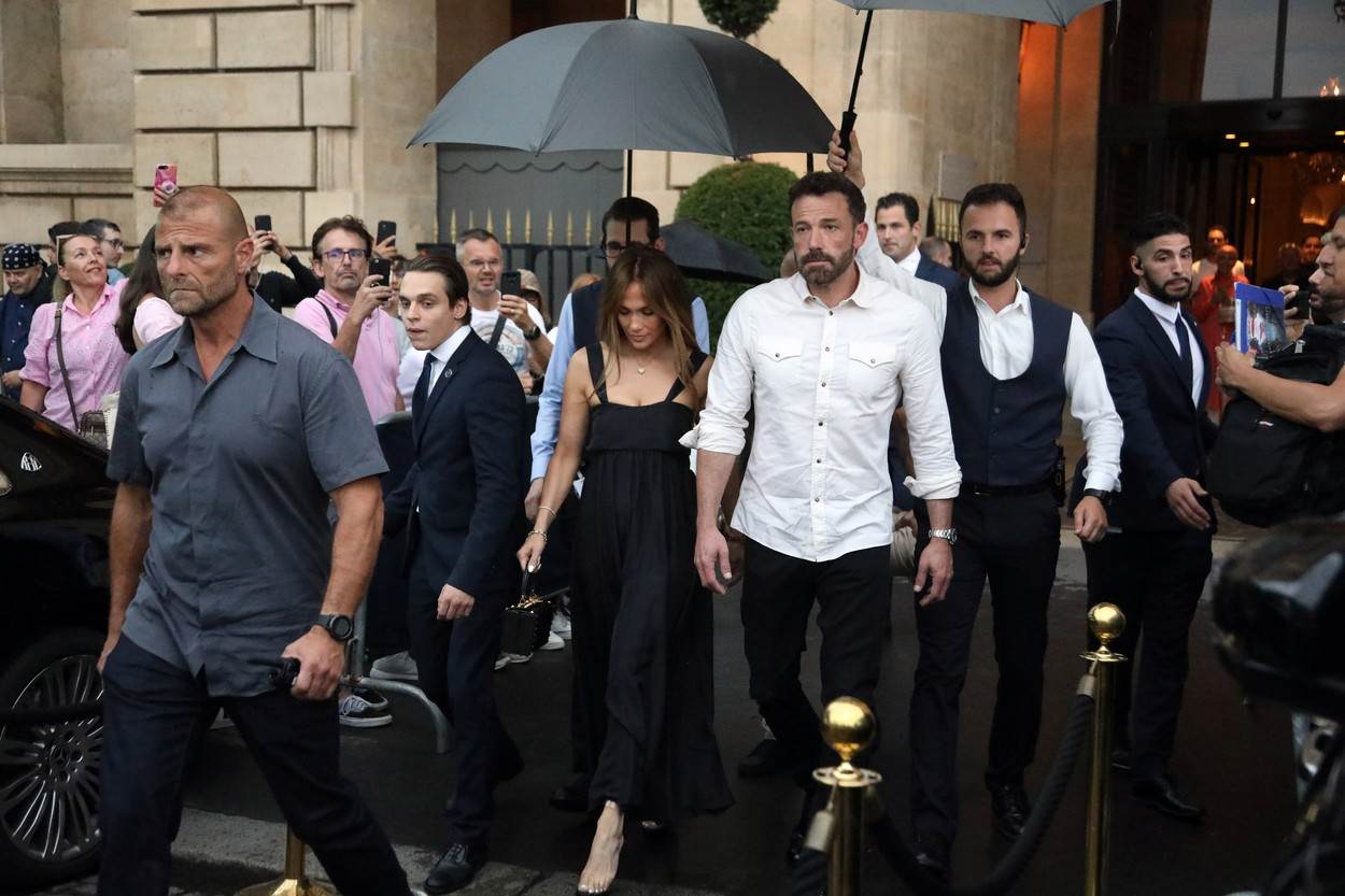 Jennifer Lopez u crnoj midi haljini
