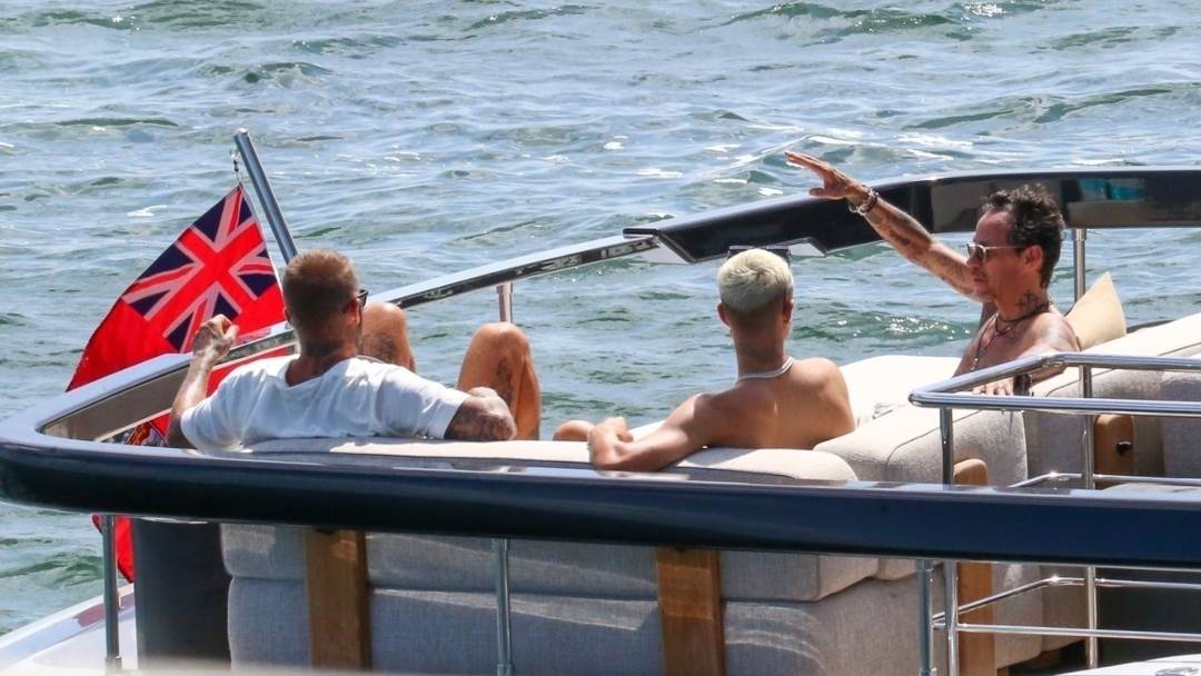 Marc Anthony izgleda ispijeno na jahti s Davidom Beckhamom i Romeom Beckhamom