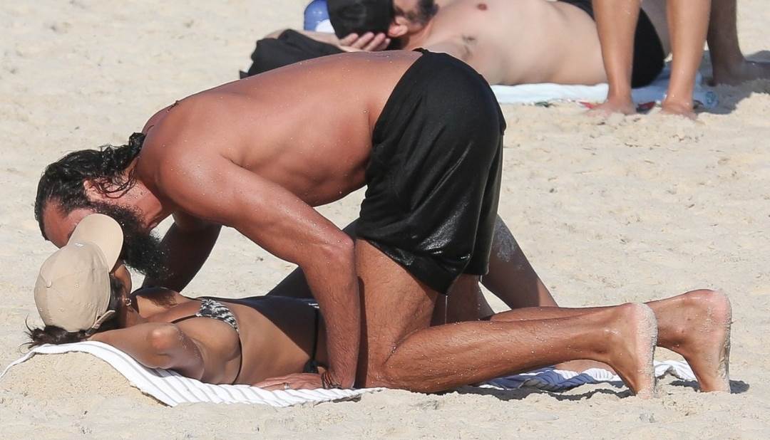 Lais i Joakim izmjenjuju nježnosti na plaži.