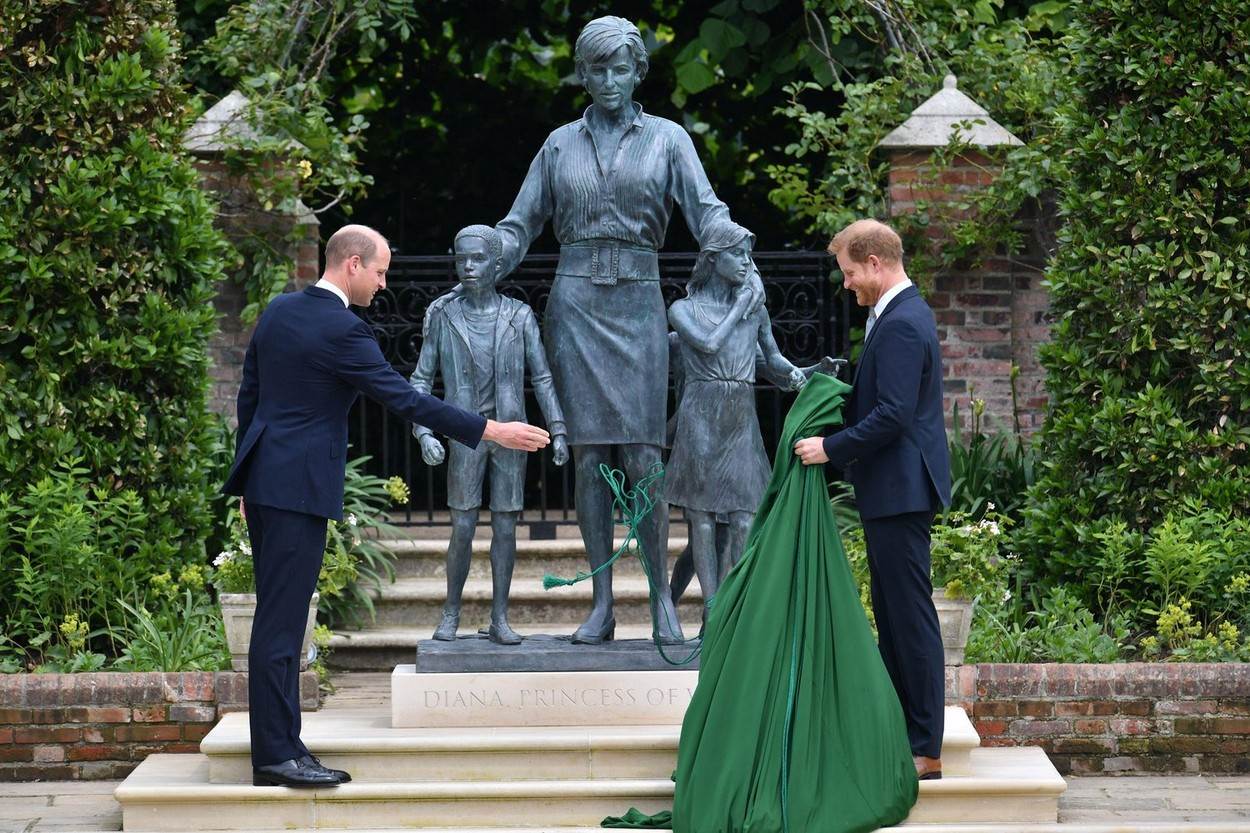 Princ Harry i princ William otkrili su spomenik princezi Diani