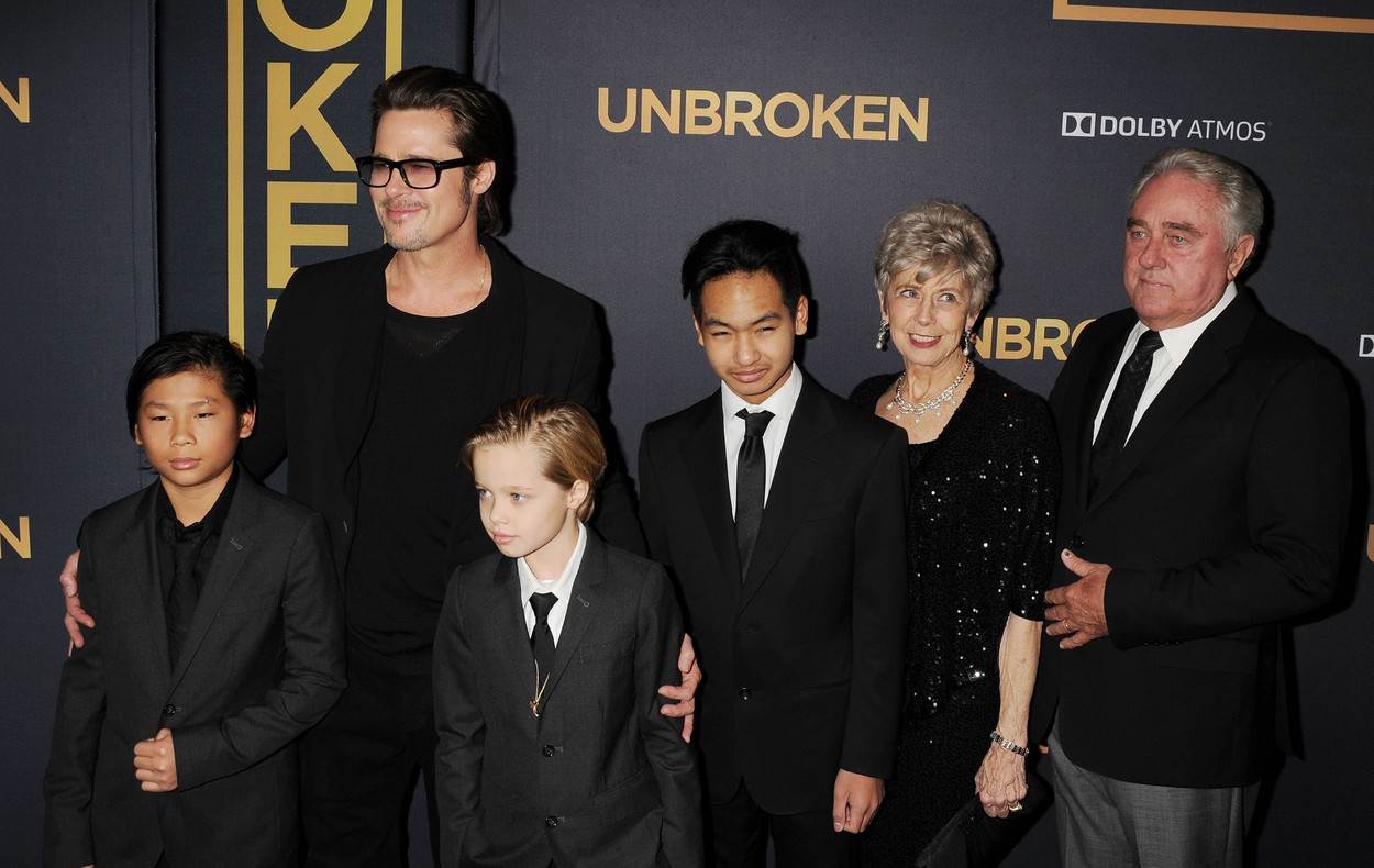 Brad Pitt s roditeljima i djecom