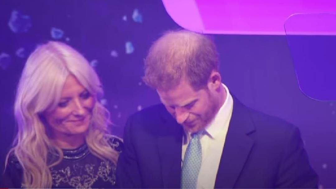 Princ Harry se slomio na pozornici na dobrotvornom eventu