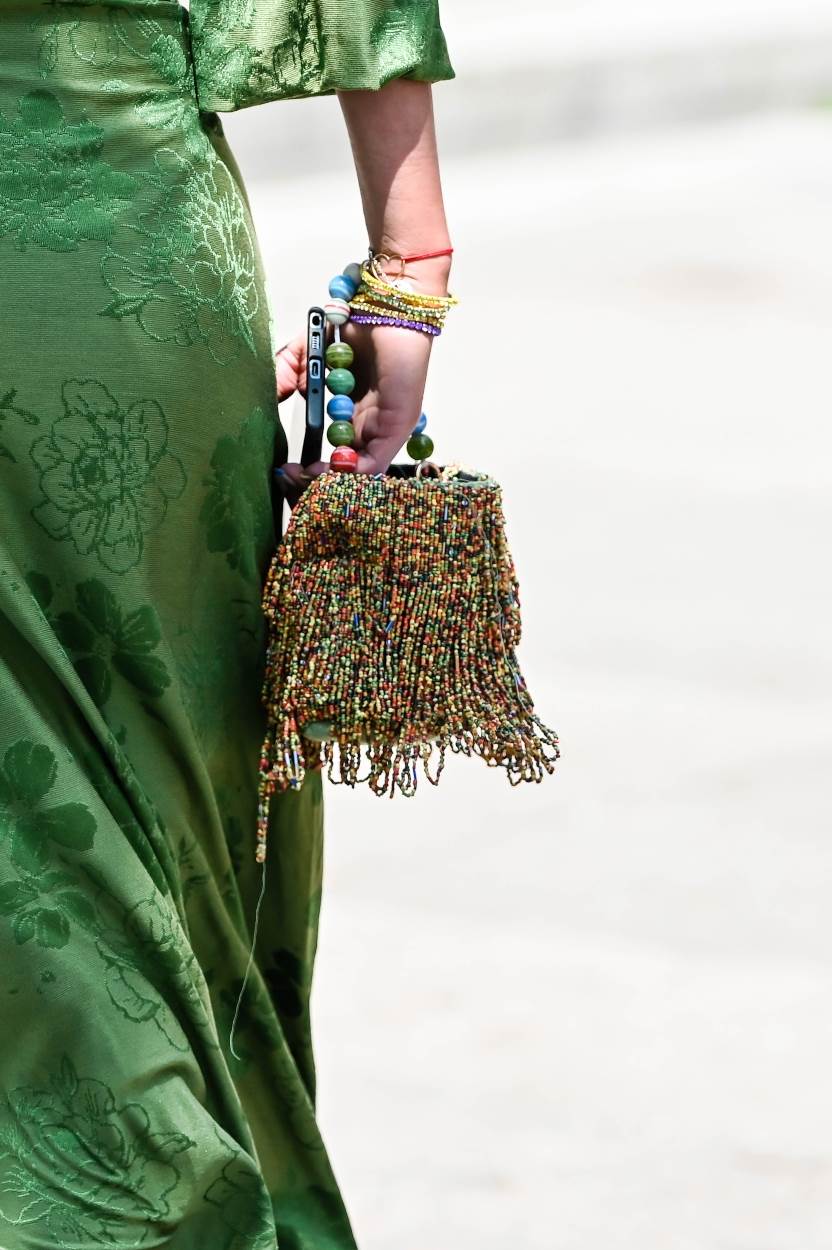 Anja Tubin stilizirala je Zarinu haljinu sa šarenom torbicom s resicama