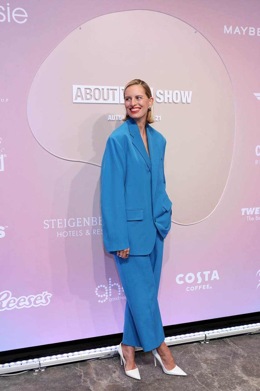 Karolina Kurkova u odijelu cerulean plave boje