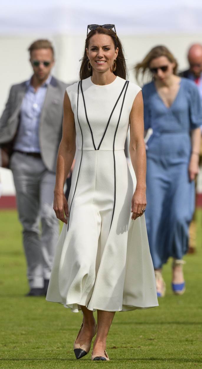 Kate Middleton u bijeloj midi haljini i Camille Elphick slingback